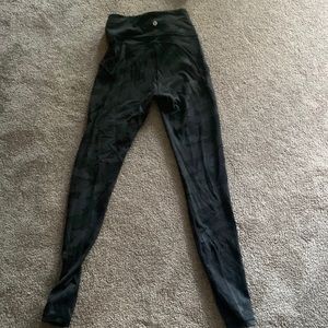 Black camo lululemon leggings with pockets